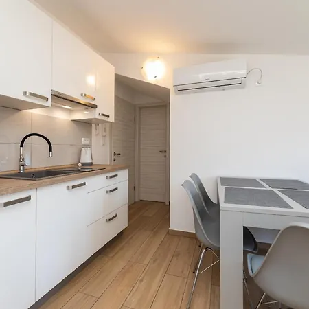 Crnekovic Ix Apartment